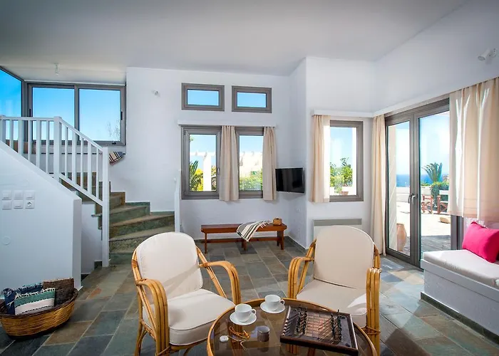 בית נופש Almyra Seaside With Private Pool - Sleeps 9 הרסוניסוס