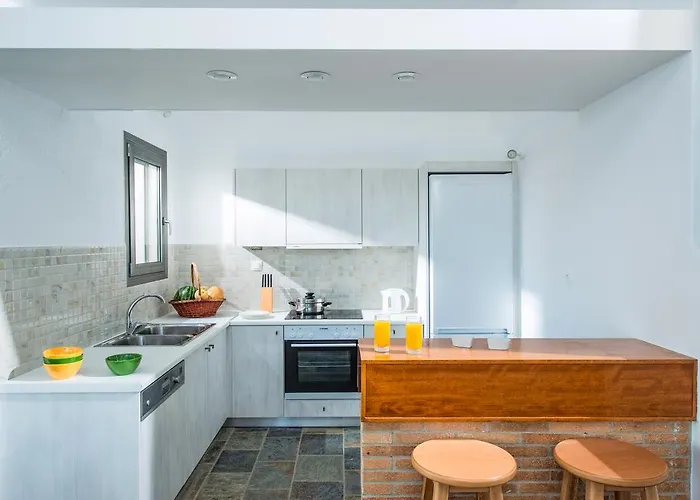 בית נופש Almyra Seaside With Private Pool - Sleeps 9 *