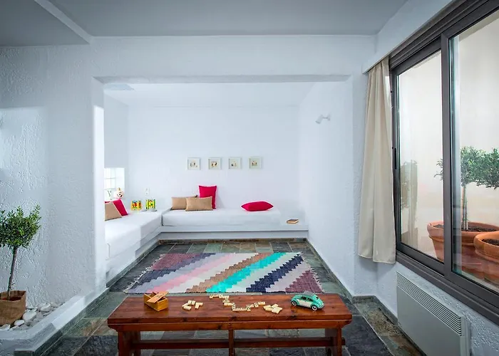 בית נופש Almyra Seaside With Private Pool - Sleeps 9 הרסוניסוס