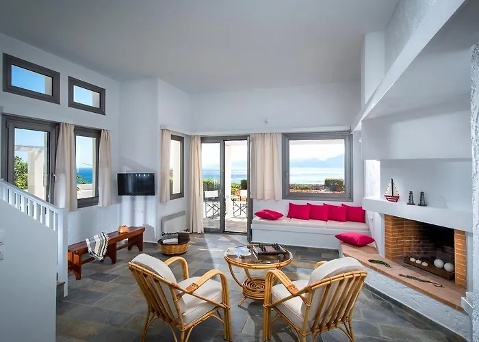 Almyra Seaside With Private Pool - Sleeps 9 בית נופש *