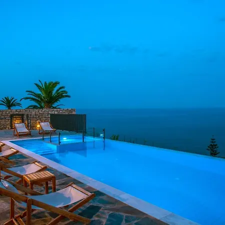 Almyra Seaside With Private Pool - Sleeps 9 別荘