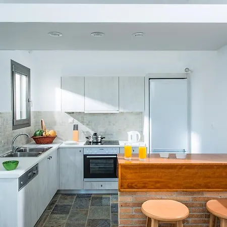 別荘 Almyra Seaside With Private Pool - Sleeps 9 *